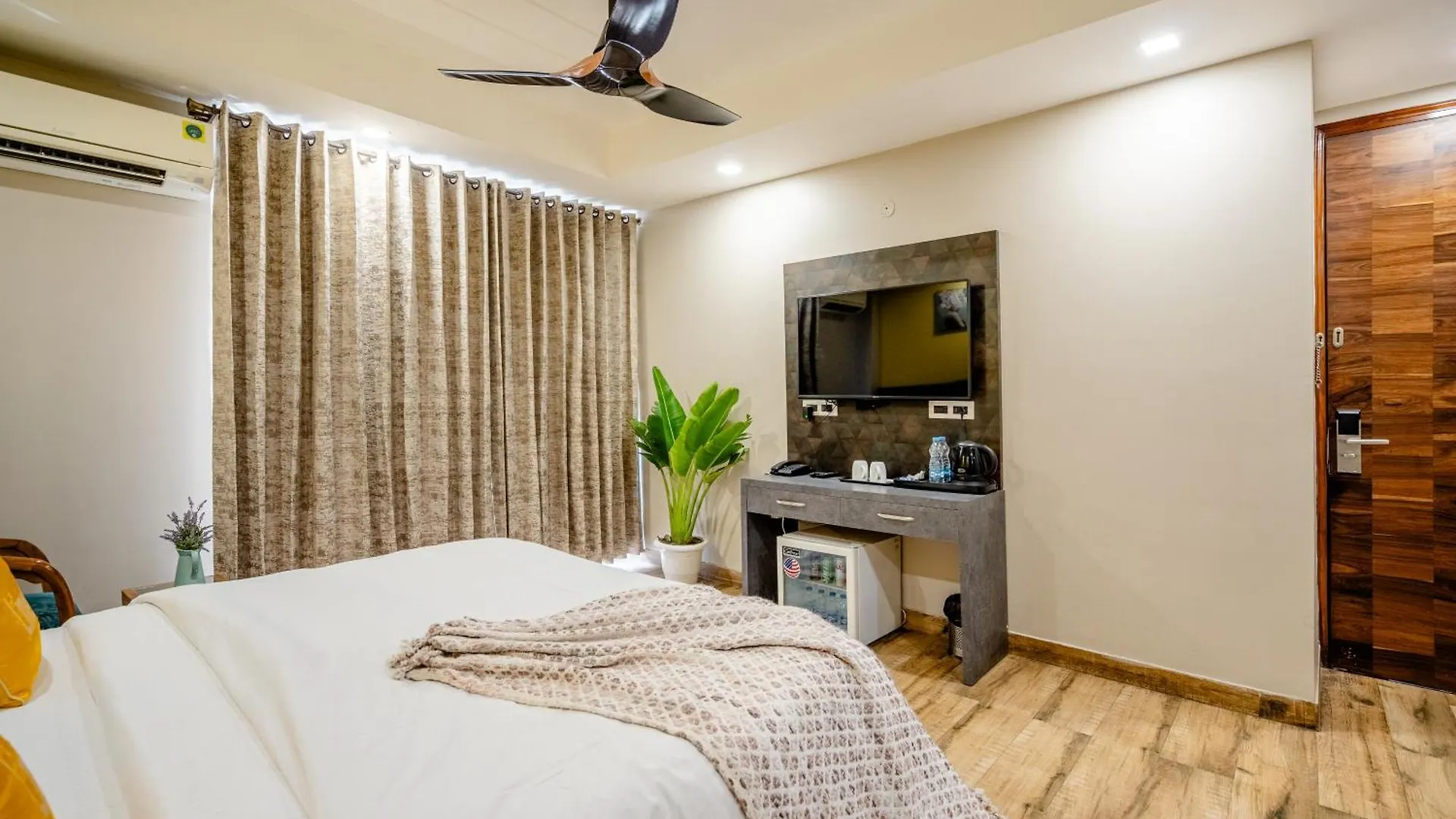 Lime Tree Hotel - Near Medanta Hospital Γκουργκάον 4*,
