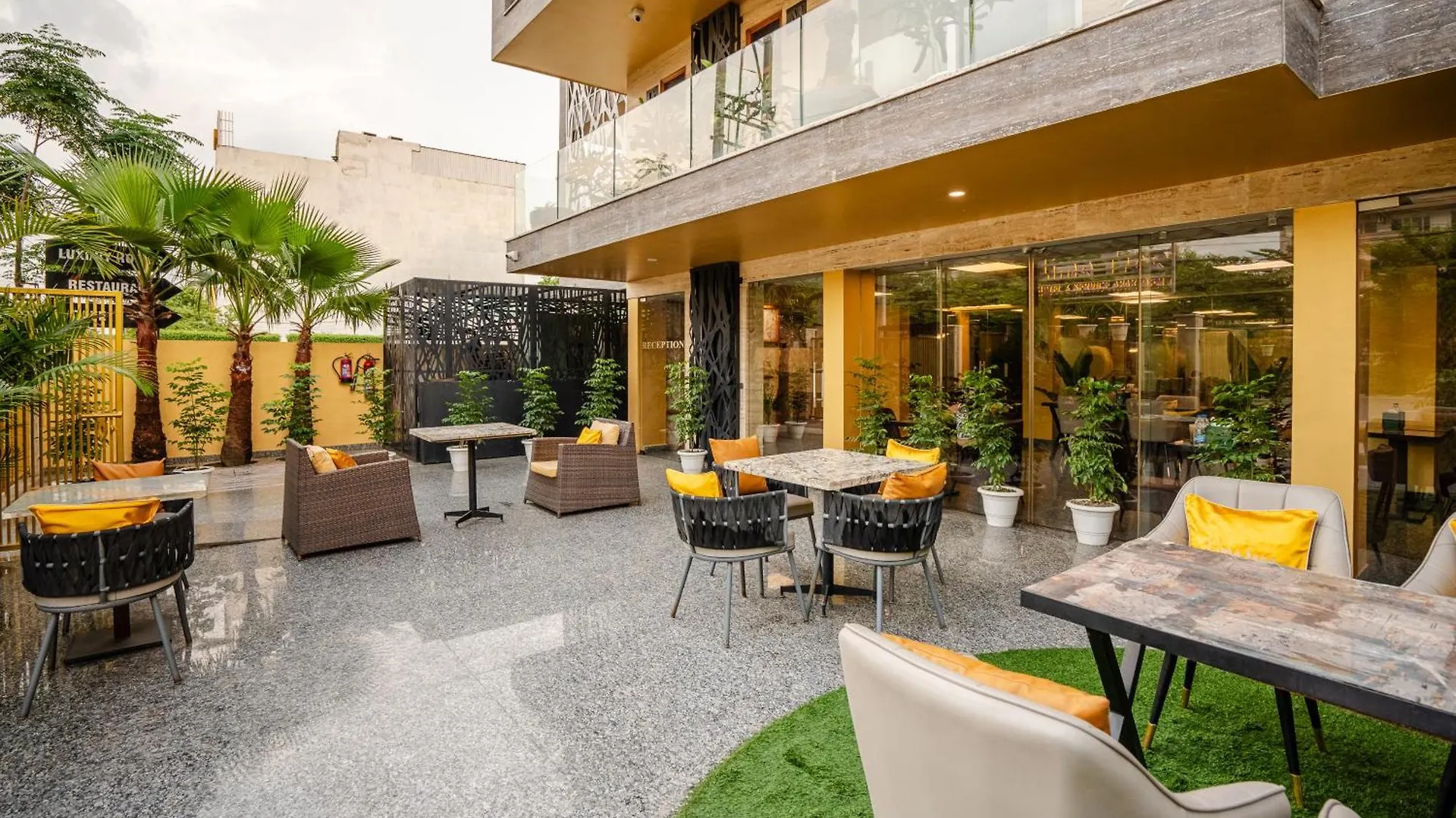 Lime Tree Hotel - Near Medanta Hospital Γκουργκάον