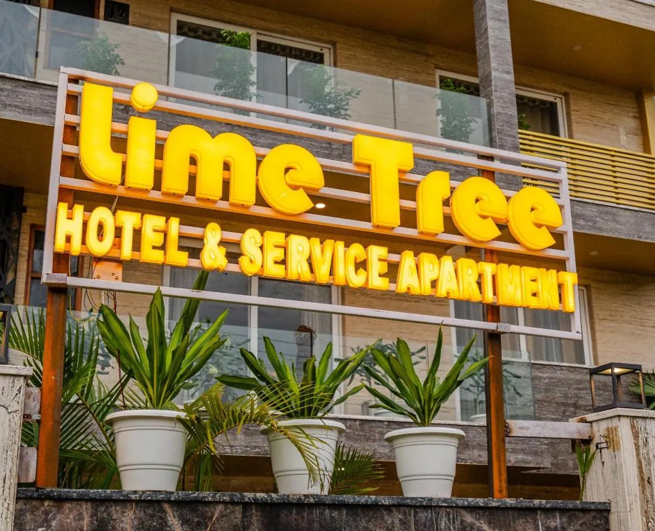 ****  Lime Tree Hotel - Near Medanta Hospital Γκουργκάον Ινδία
